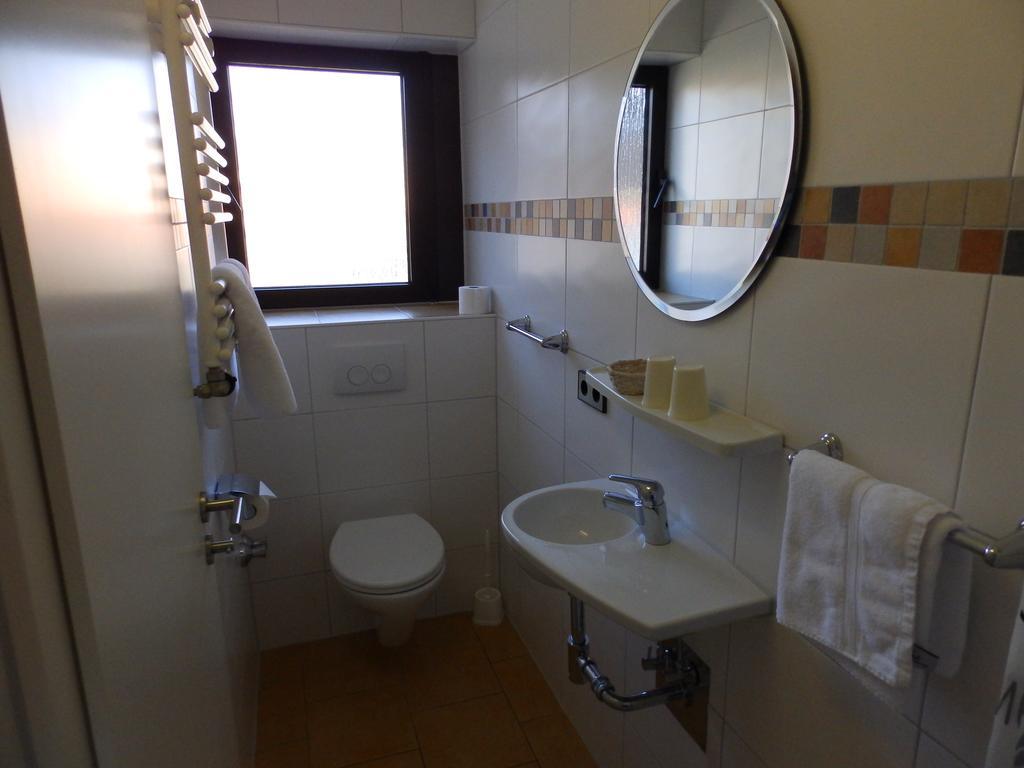H41 Inn Hotel Garni Freiburg (Adults Only) Гунделфинген Екстериор снимка