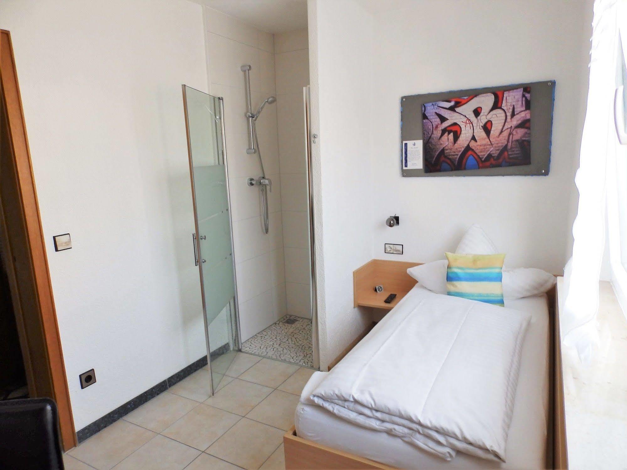 H41 Inn Hotel Garni Freiburg (Adults Only) Гунделфинген Екстериор снимка