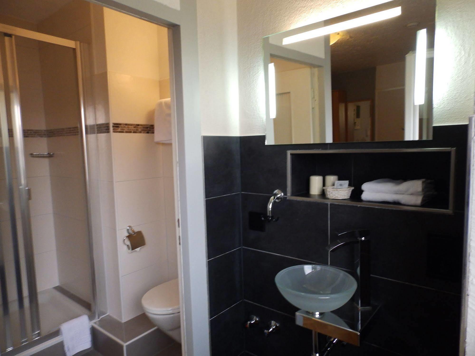 H41 Inn Hotel Garni Freiburg (Adults Only) Гунделфинген Екстериор снимка