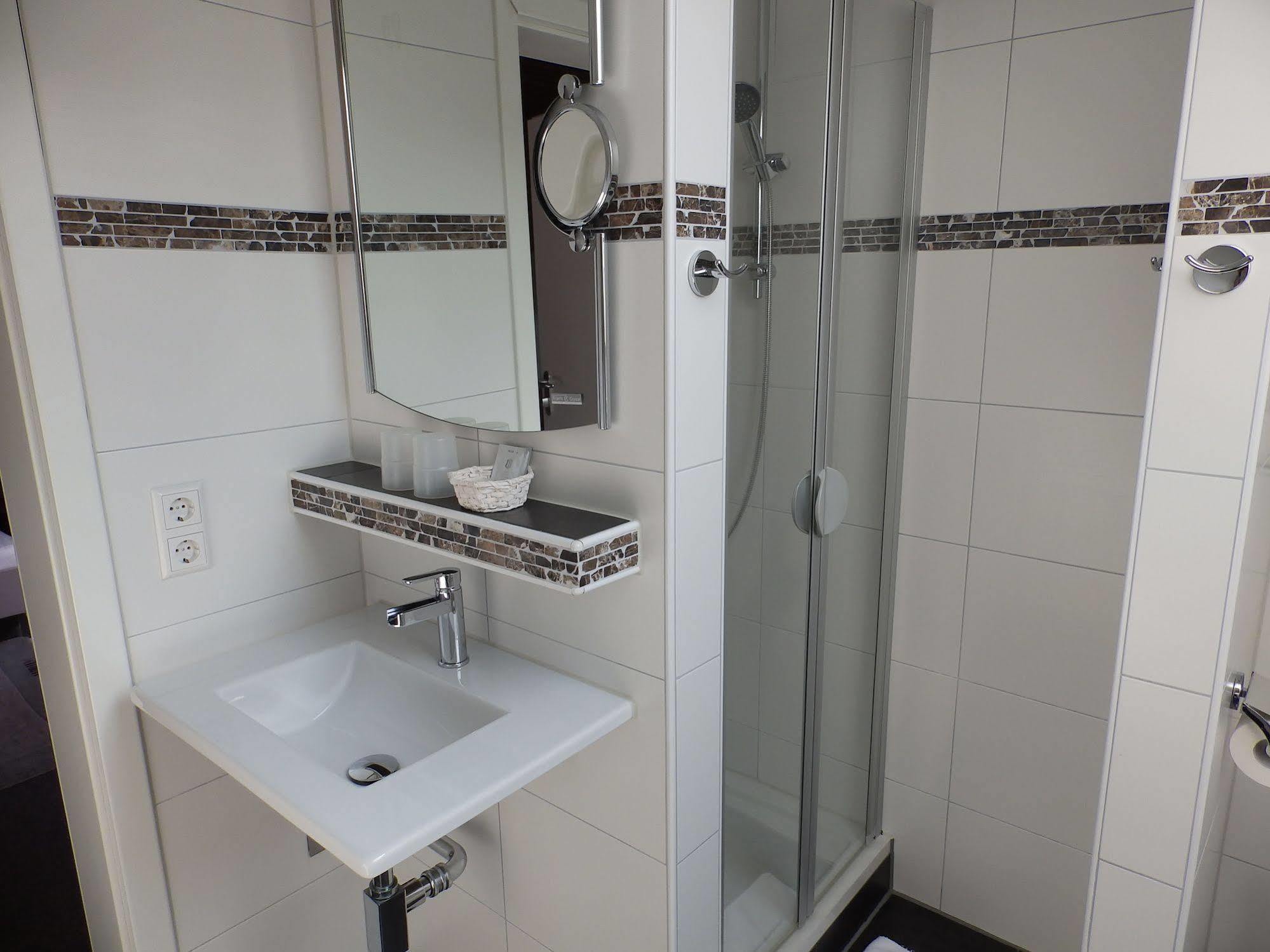 H41 Inn Hotel Garni Freiburg (Adults Only) Гунделфинген Екстериор снимка