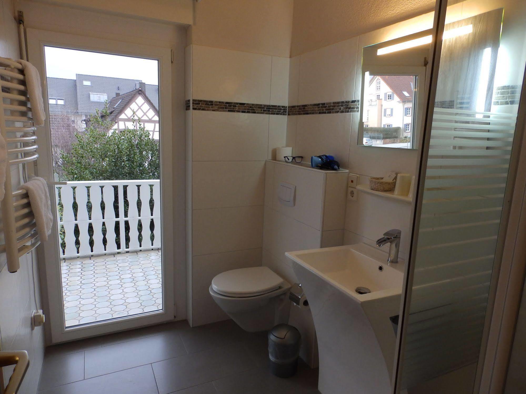 H41 Inn Hotel Garni Freiburg (Adults Only) Гунделфинген Екстериор снимка