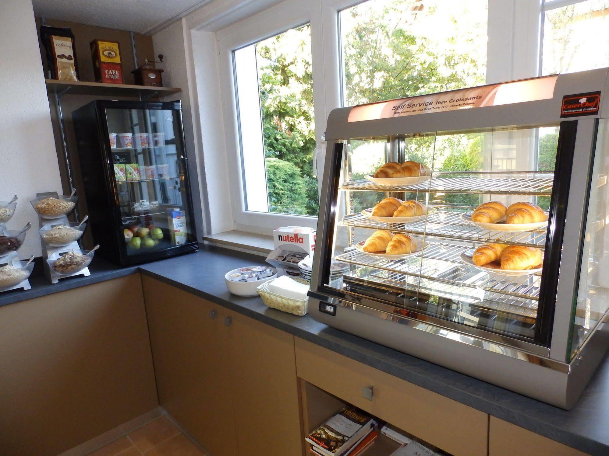 H41 Inn Hotel Garni Freiburg (Adults Only) Гунделфинген Екстериор снимка