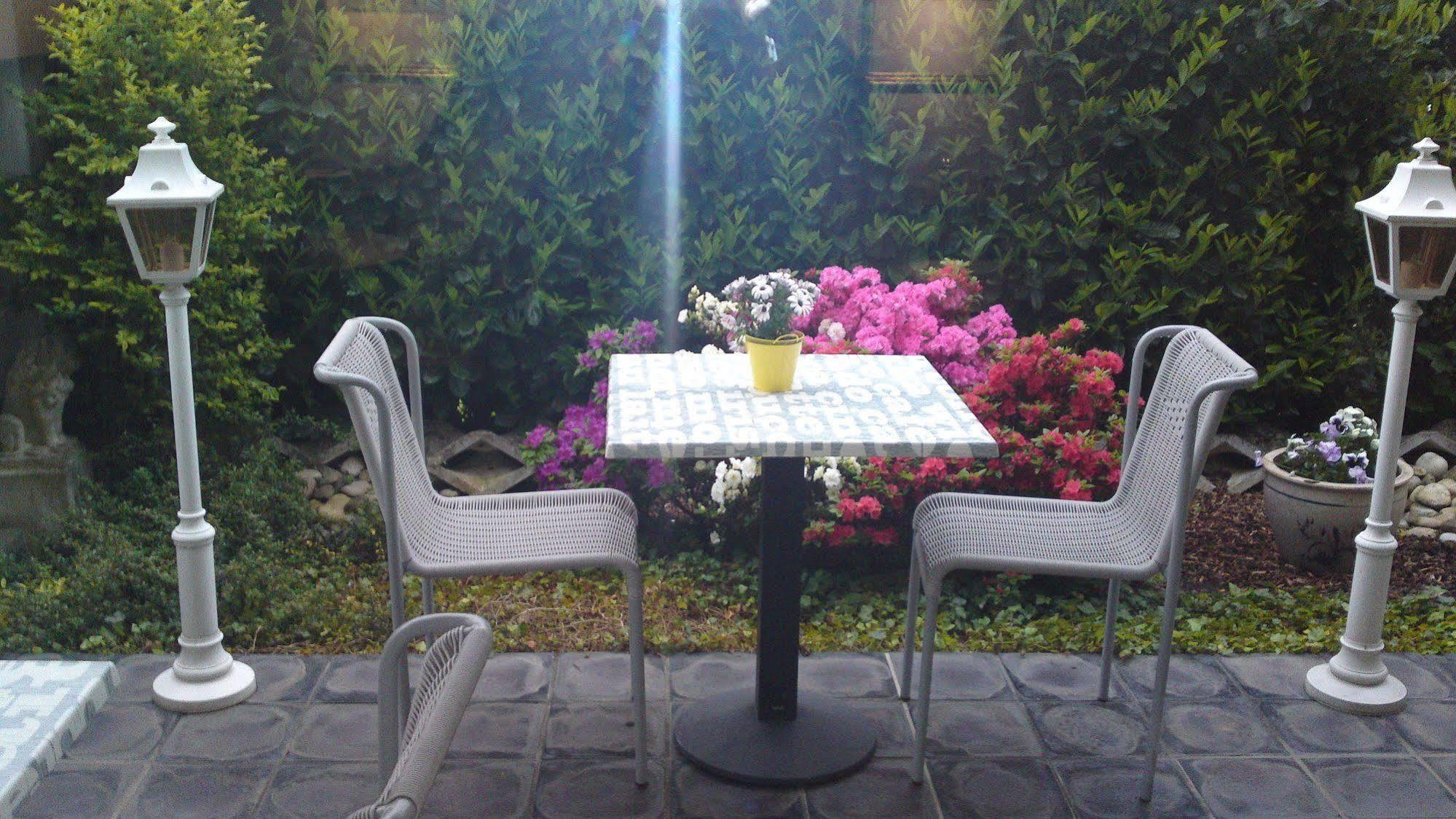 H41 Inn Hotel Garni Freiburg (Adults Only) Гунделфинген Екстериор снимка