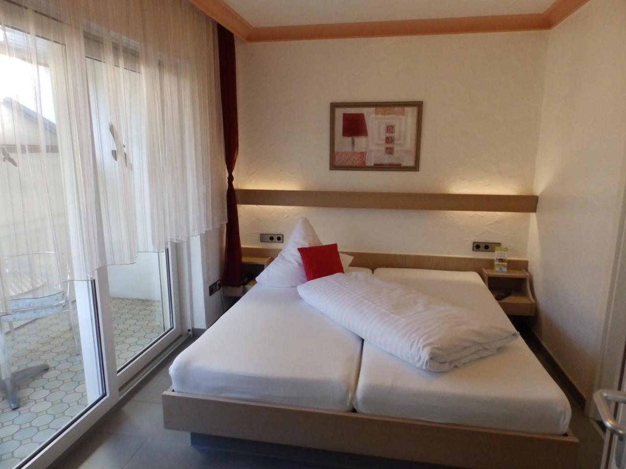 H41 Inn Hotel Garni Freiburg (Adults Only) Гунделфинген Екстериор снимка