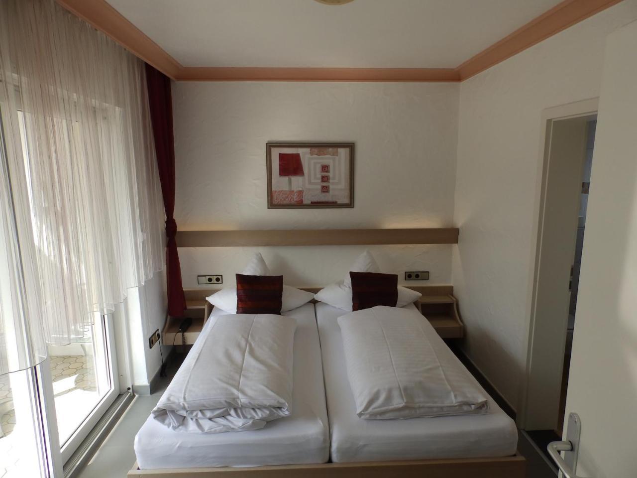 H41 Inn Hotel Garni Freiburg (Adults Only) Гунделфинген Екстериор снимка