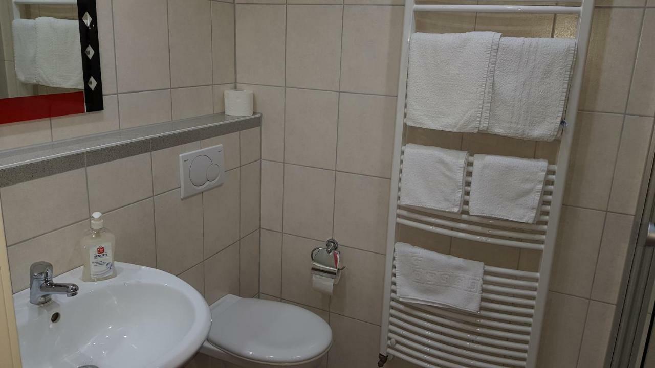 H41 Inn Hotel Garni Freiburg (Adults Only) Гунделфинген Екстериор снимка